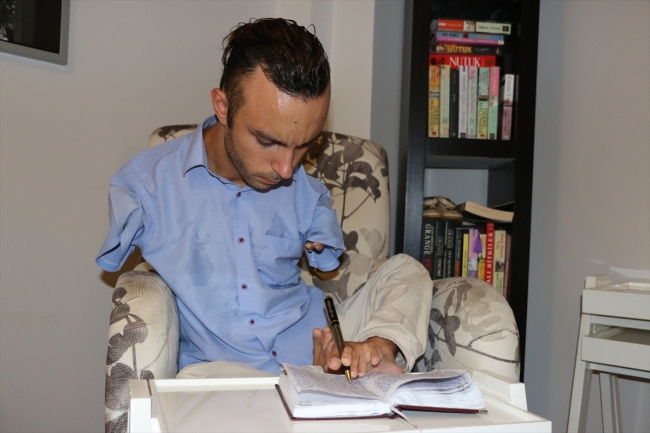 Bedensel engelli milli yüzücü ayaklarıyla hayat hikayesini yazdı